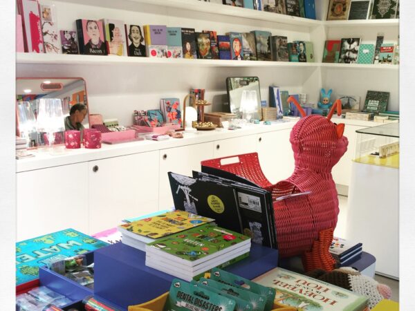 Color Blocking in de winkel van het Groninger Museum.